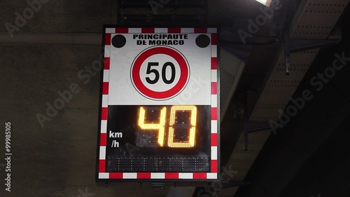 Panneau indicateur de vitesse 