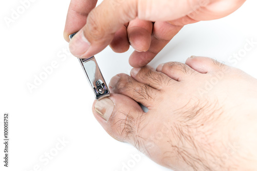Hand man use a nail cliper to cut toenail