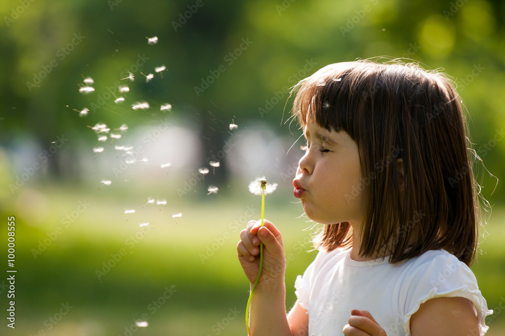 Φωτογραφία Beautiful child with dandelion flower in spring park