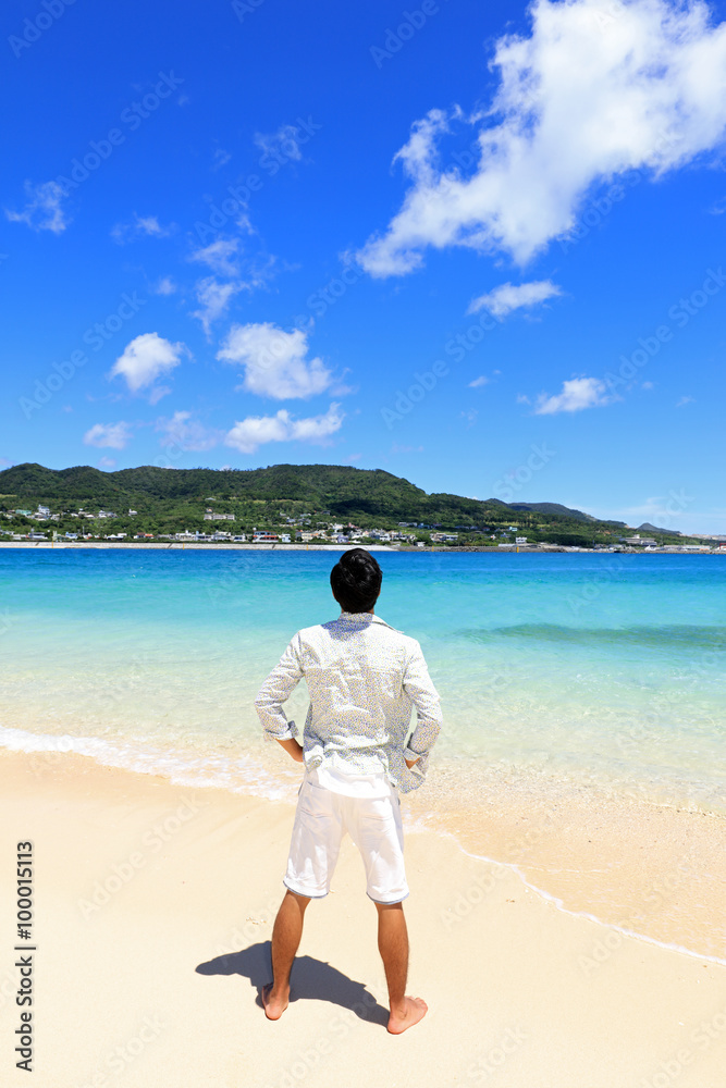 瀬底島の美しいビーチで寛ぐ男性 瀬底島の美しいビーチで寛ぐ男性