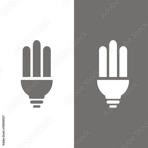 Icono de una bombilla sobre fondos blanco y negro. Ilustración vectorial