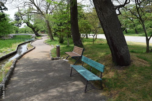 公園のベンチ／山形県庄内平野の公園で、公園のベンチを撮影した写真です。 #100018342