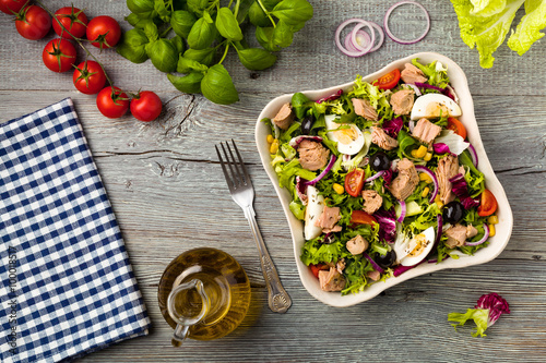 Bilde på lerret Tuna salad with lettuce, eggs and tomatoes.