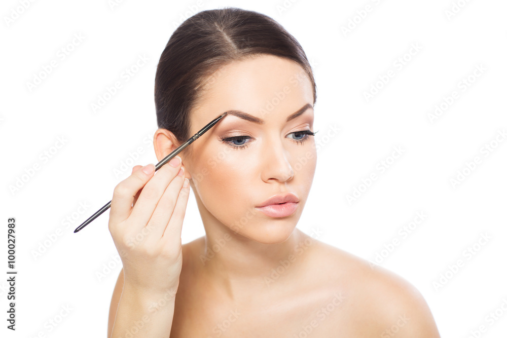 Young woman doing eyebrows