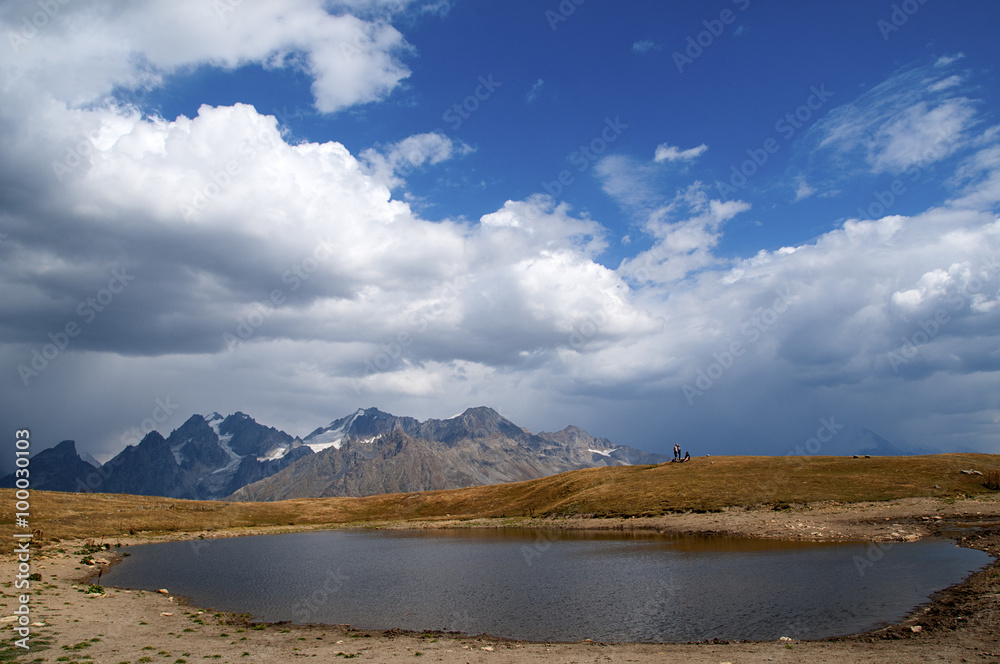 Jeziorka Koruldi w okolicy kaukaskiego szczytu Uszba