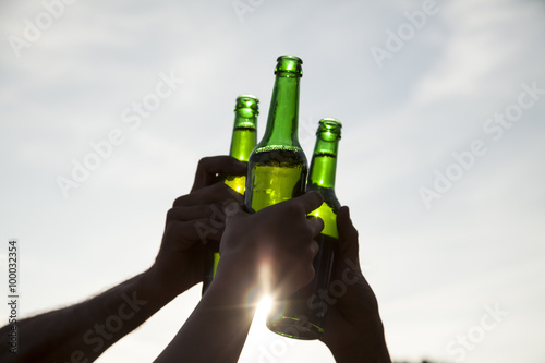 Canvas Print Bieflaschen anstoßen