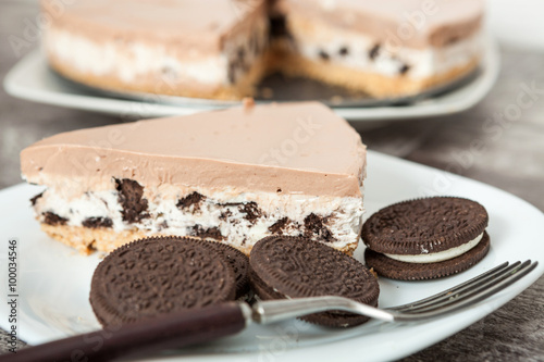 Cream cheesecake with cookies