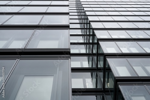 moderne Glasfassade eines Bürogebäudes in Köln