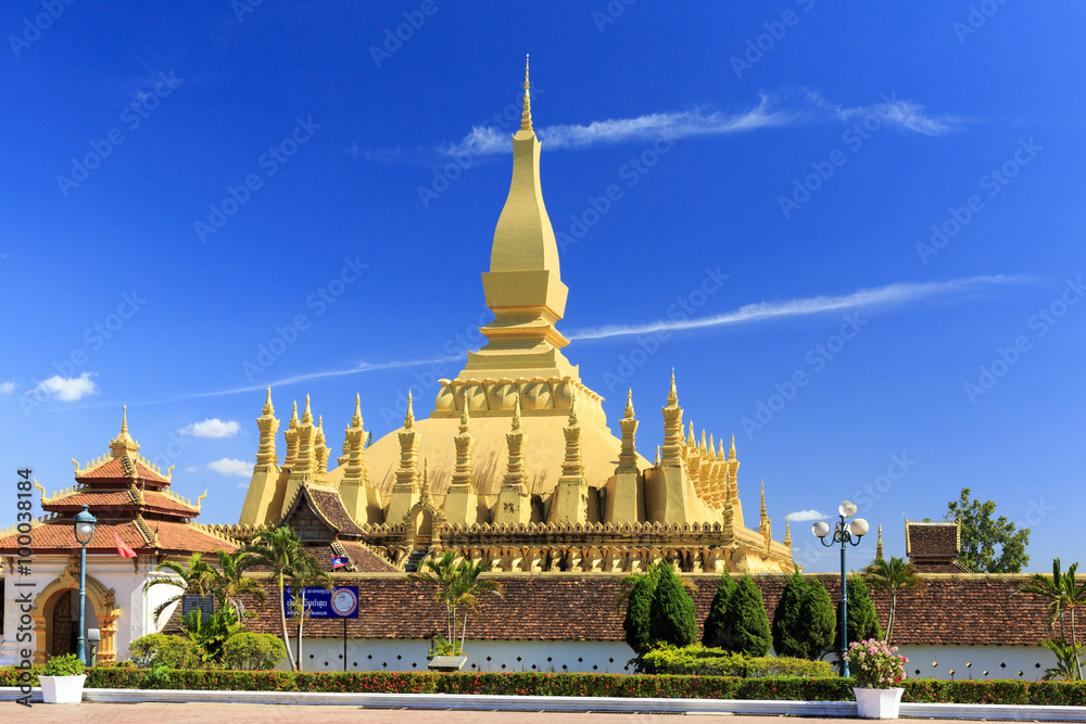Naklejka premium ラオスの首都ビエンチャンの仏教寺院タートルアン