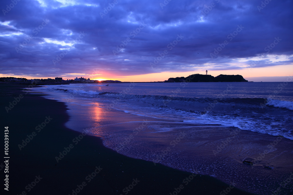 Cloud and shore and Enoshima of the morning glow