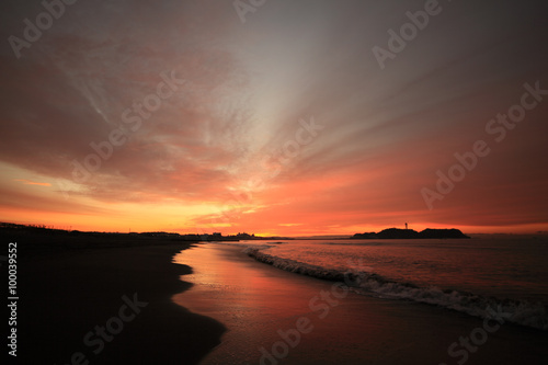 Cloud and shore and Enoshima of the morning glow