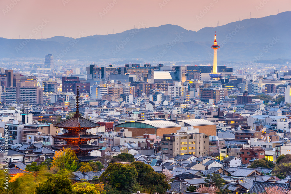 Naklejka premium Kioto, Japonia panoramę o zmierzchu.
