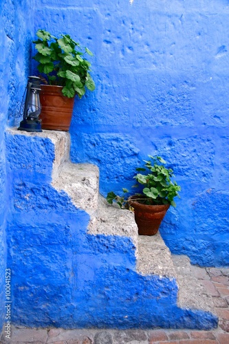 Blaue Treppe im Kloster Santa Catalina in Arequipa /Peru © andigia
