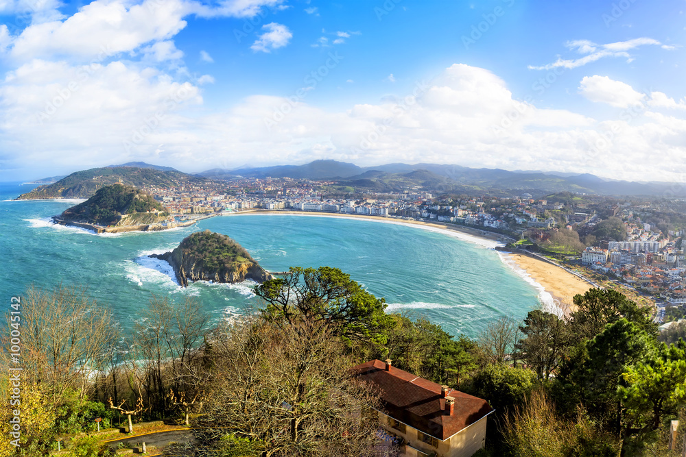 Fototapeta premium The bay of San Sebastian in Spain
