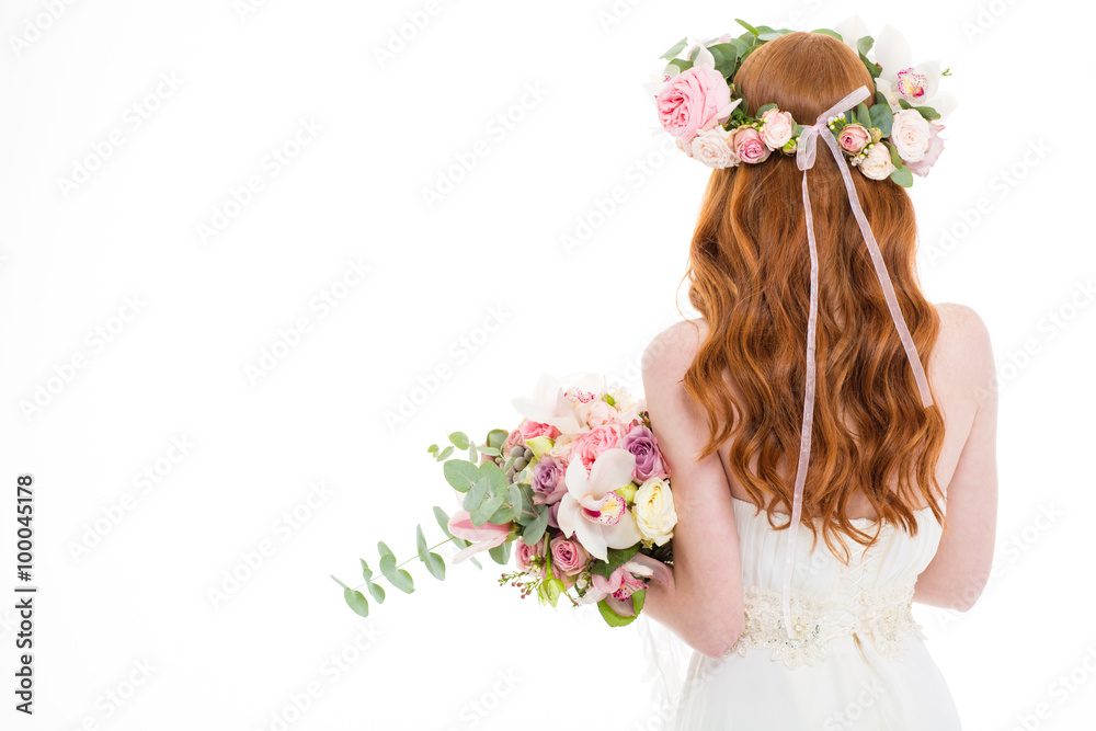 Naklejka premium Redhead woman standing with flowers