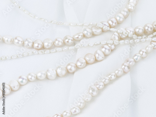 pearl necklace of natural pearls