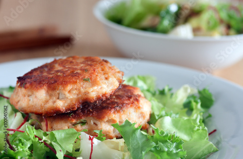 Salmon patties with salad leaves