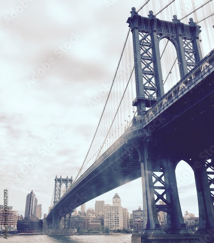 Fototapeta Naklejka Na Ścianę i Meble -  Manhattan bridge over the river in vintage style, New York