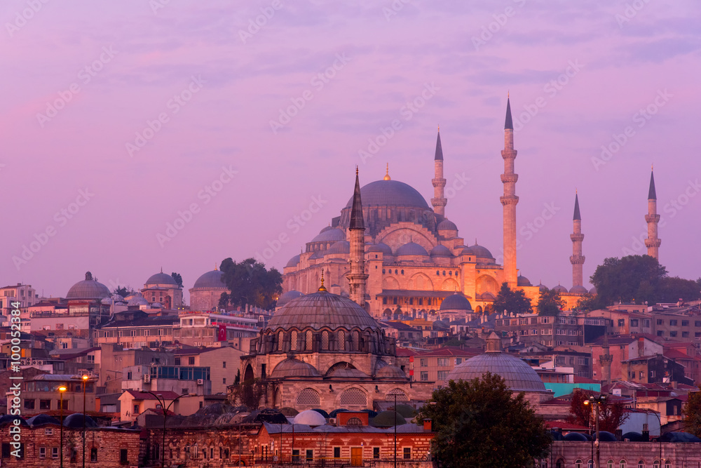 Obraz premium The Suleymaniye Mosque in Istanbul at dusk
