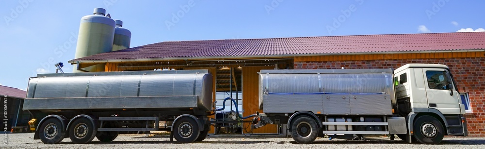 Milchtankwagen mit Anhänger vor einem modernen Milchviehstall Stock ...