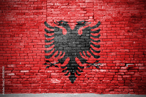 Ziegelsteinmauer mit Flagge Albanien photo