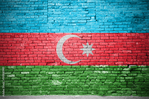 Ziegelsteinmauer mit Flagge Aserbaidschan