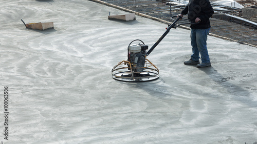 Fotografi Construction worker produces the grout and finish wet concrete with a special tool