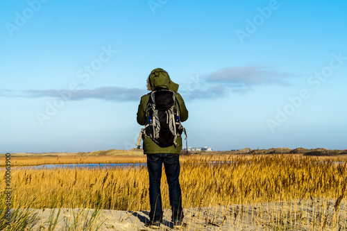 Tourist in den Dünen © Animaflora PicsStock