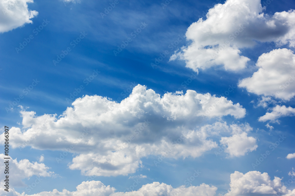 Obraz premium Beautiful light blue sky with puffy white clouds