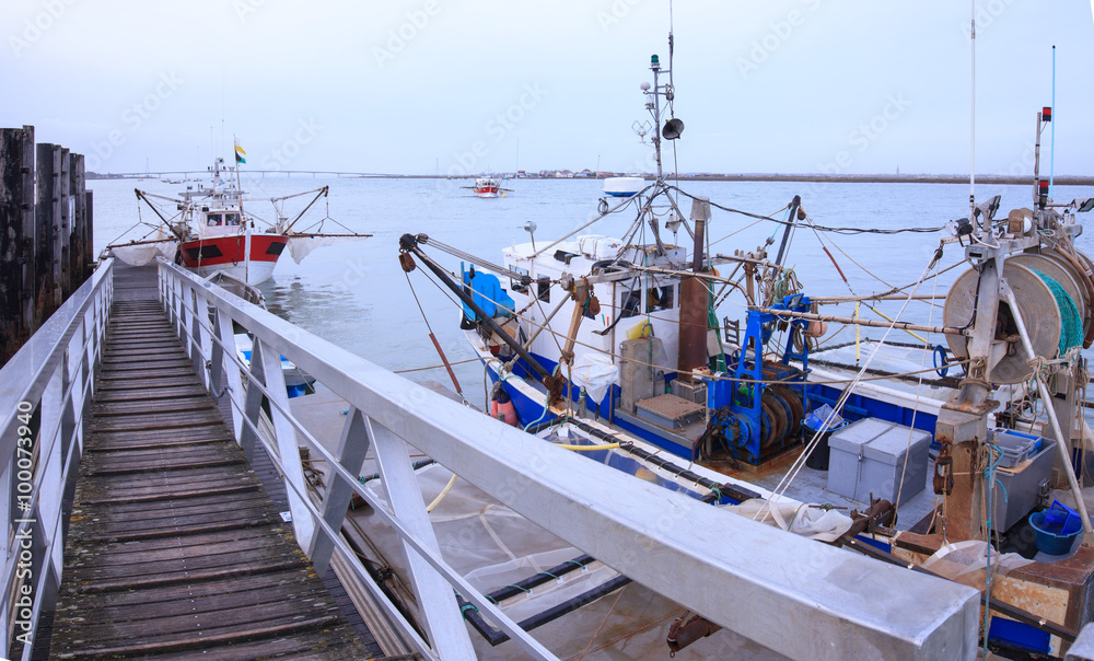 Bateau à quai sur l'estuaire de la Seudre Bateau à quai sur l'estuaire de la Seudre