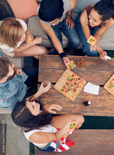 Canvas Print Friends having drinks and pizza at party