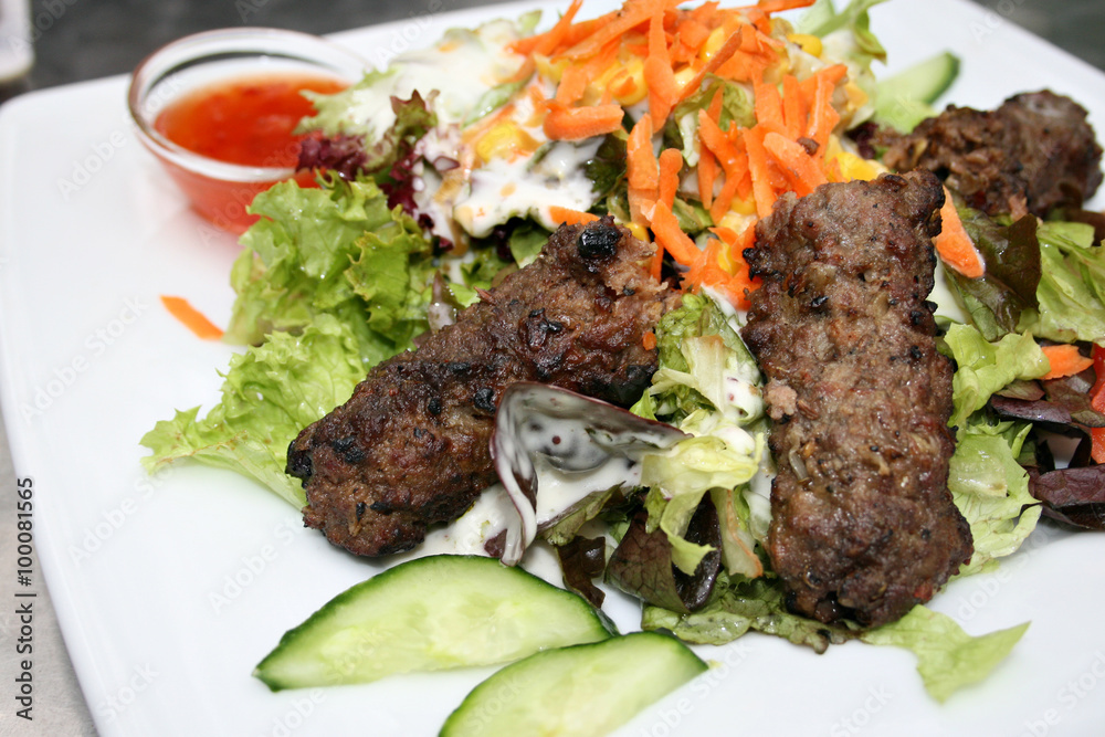 organisch, balkansalat, Cevapcici, lammfleisch bunter salat mit dip ...