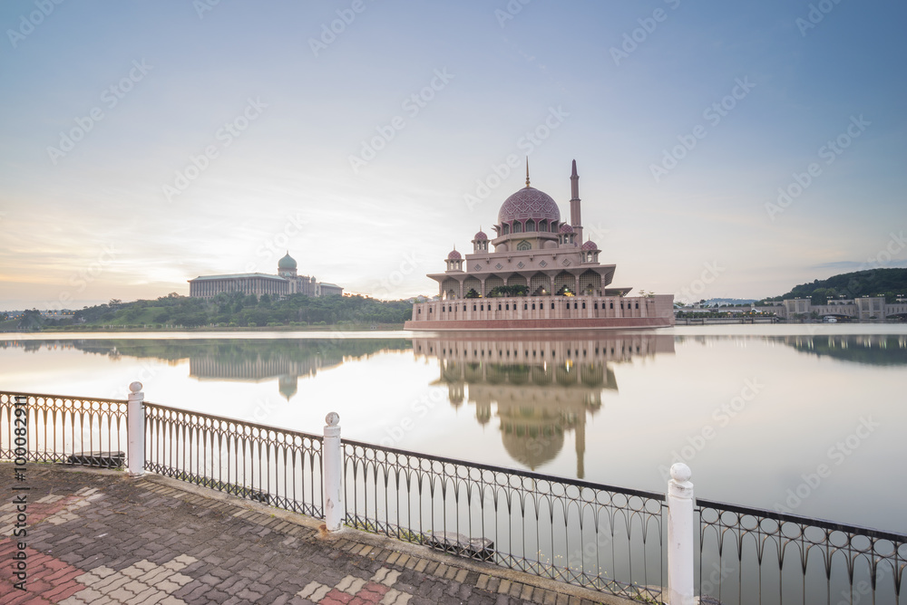 Fototapeta premium Beautiful image of Putra mosque by the lakeside on sunny day wit