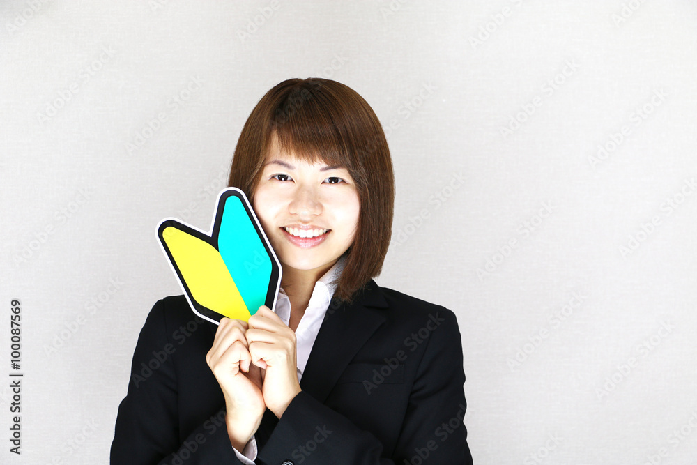 初心者マークを持つ女性 初心者マークを持つ女性