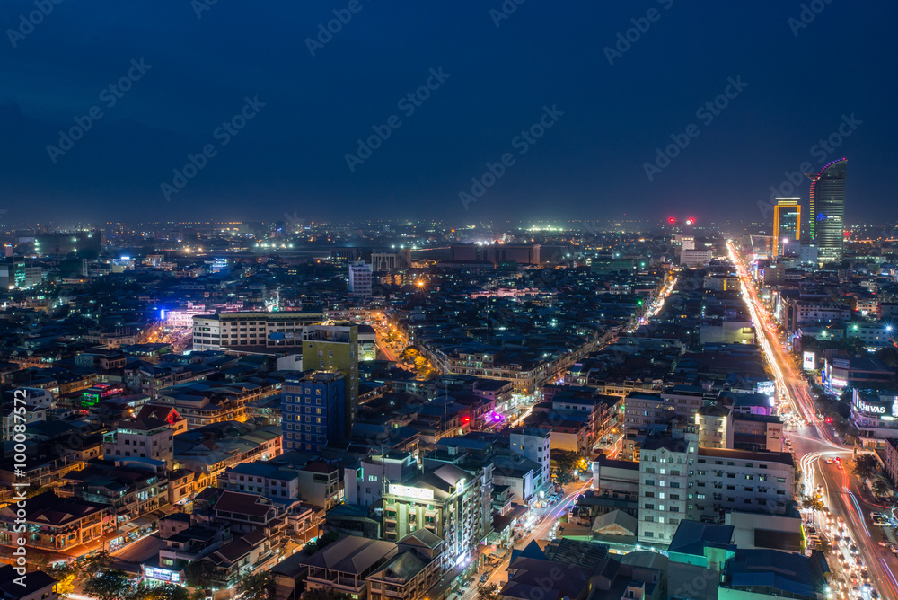Fototapeta premium PHNOM PENH, CAMBODIA - Scene of night life at most popular tourist street nr in capital city Phnom Penh, Cambodia