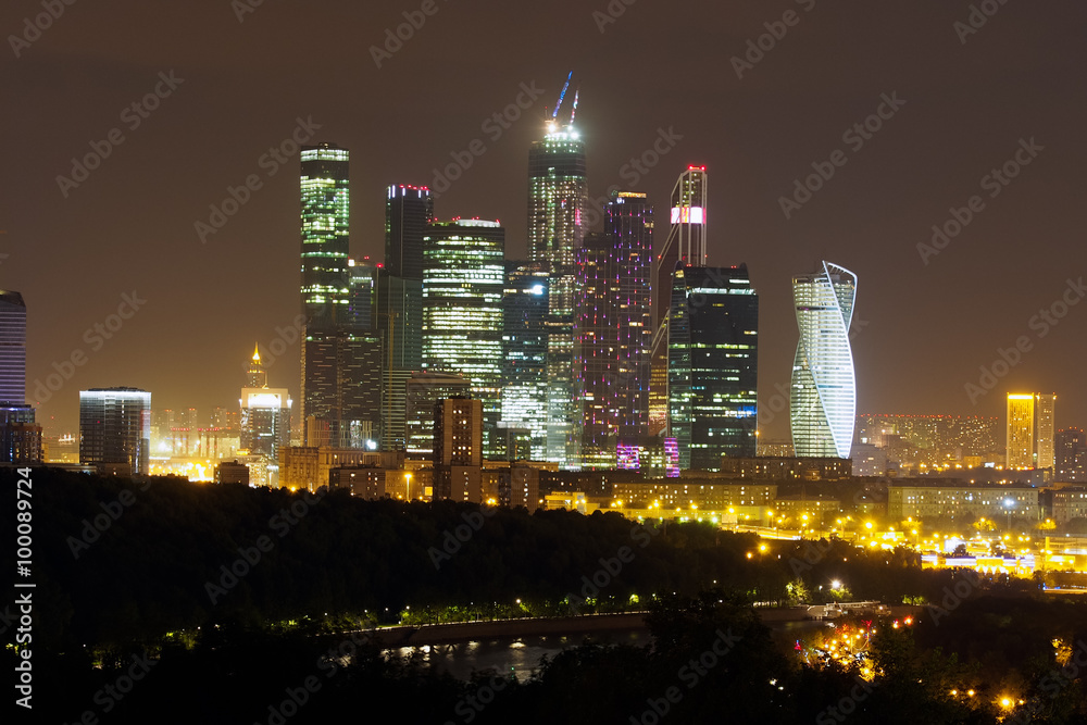 Fototapeta premium Небоскребы Москва-Сити. Россия, Москва. Крупнейший деловой центр. Ночь. Строительство почти завершено. Небоскреб из стекла. Центральный район Москвы