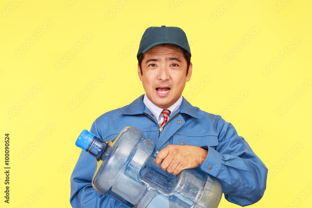 ボトルを運ぶ男性