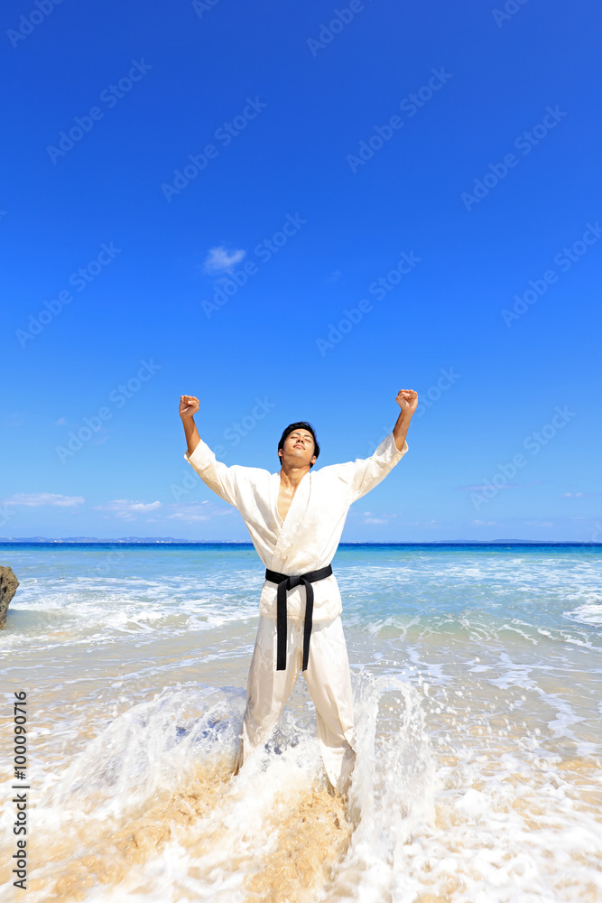 南国の美しいビーチで鍛える男性