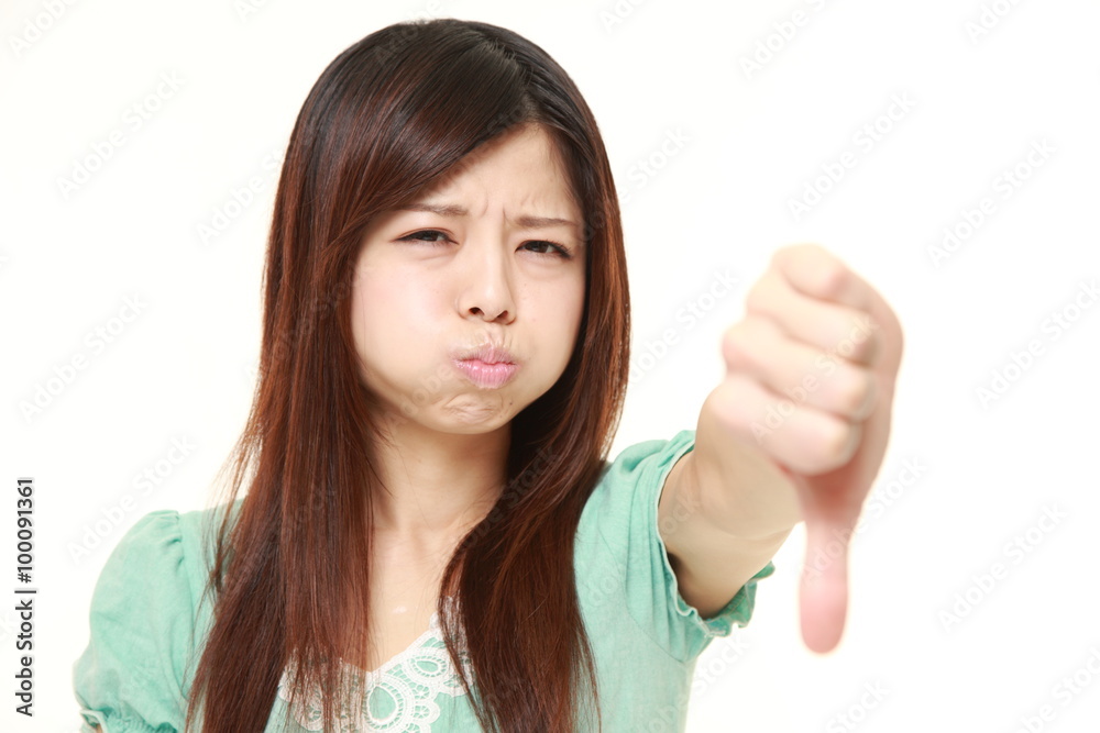 不満を顕わにする女性 不満を顕わにする女性
