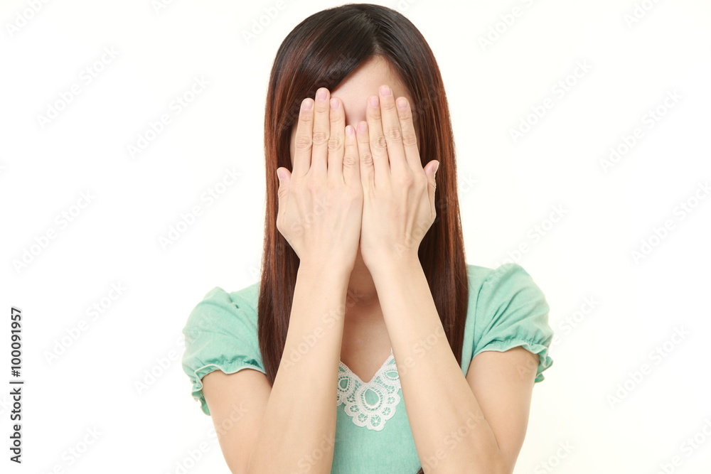 黙認する女性 黙認する女性