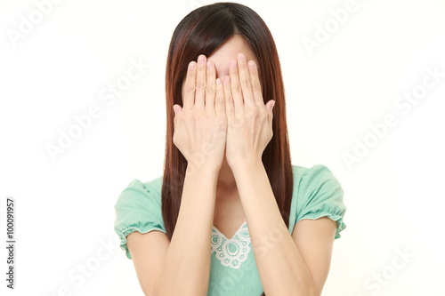 Foto 黙認する女性