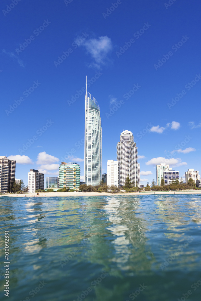 Obraz premium Blue waves rolling on Surfers Paradise beach