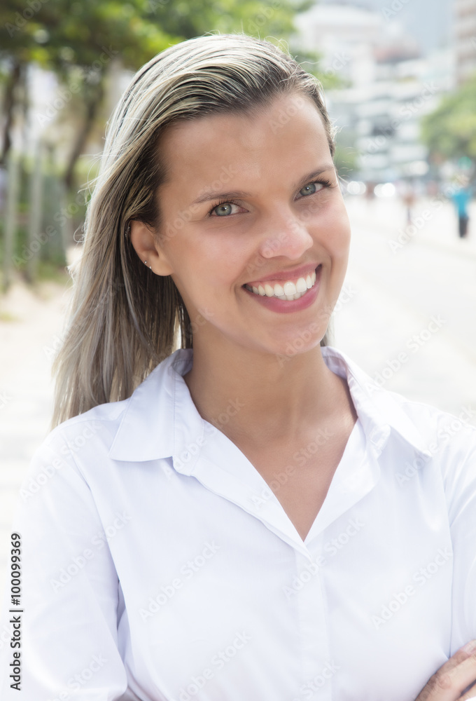 Portrait einer Frau mit blonden Haaren in der Stadt Portrait einer Frau mit blonden Haaren in der Stadt