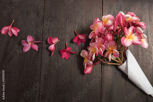Fototapeta Naklejka Na Ścianę i Meble -  The beautiful pink Plumeria flower on the old wood background st