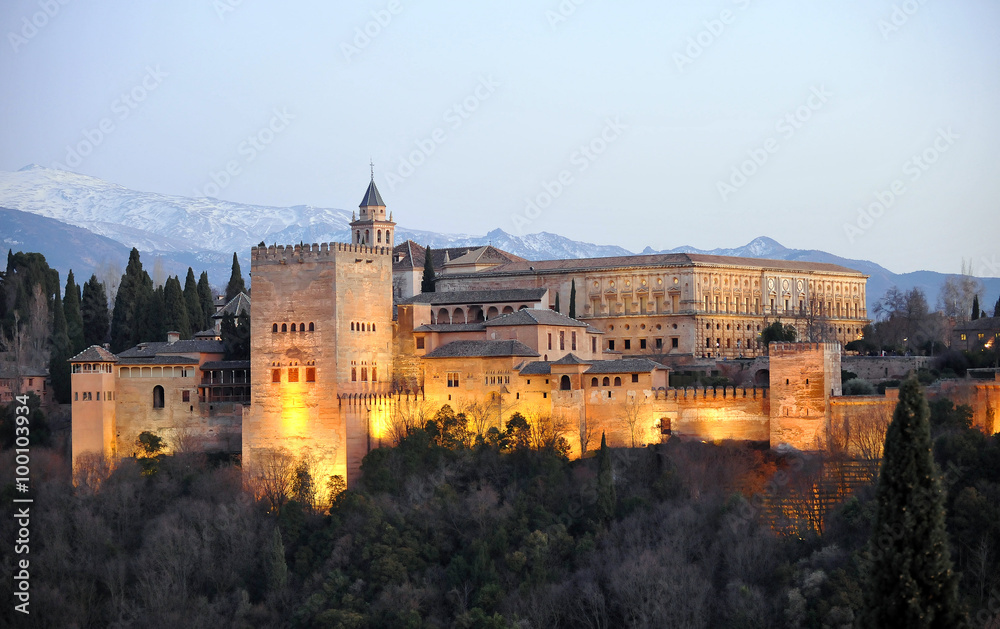 Palacio de la Alhambra al anochecer, Granada, España