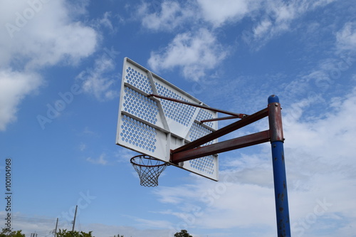 バスケットボールのゴール／晴天のスポーツ施設で、バスケットボールのゴールを撮影した、スポーツイメージの写真です。