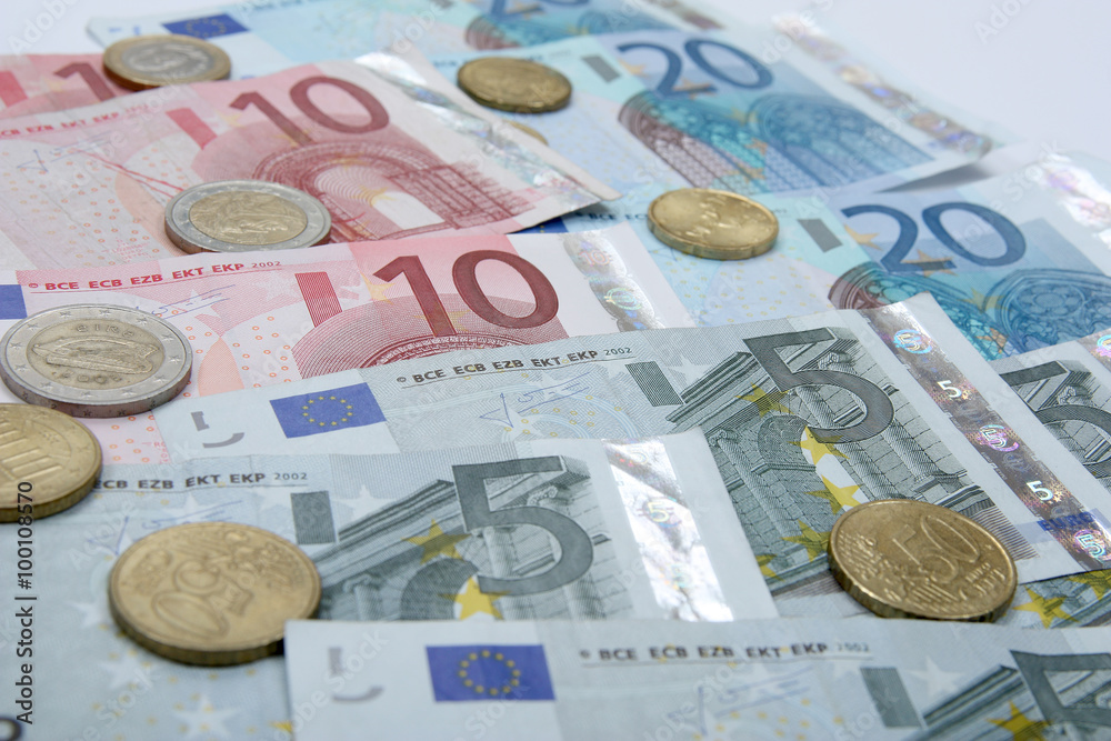 Obraz premium Euro banknotes with coins, financial background