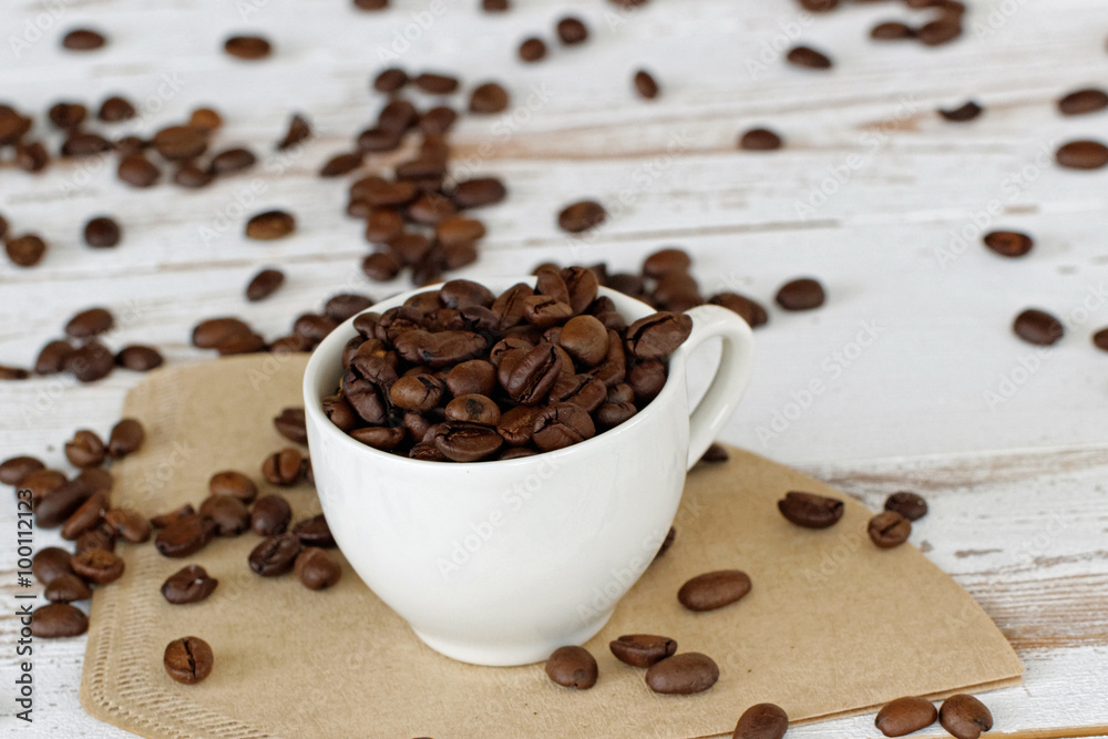 Fototapeta premium Kaffeebohnen in einer Tasse