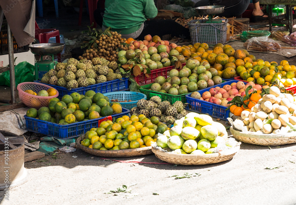 Frücht und Gemüse und Knollen und Gewürze auf dem Markt in Vietnam