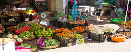 Frücht und Gemüse und Knollen und Gewürze auf dem Markt in Vietnam